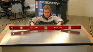 Laser-Peening an versteiften Paneelen